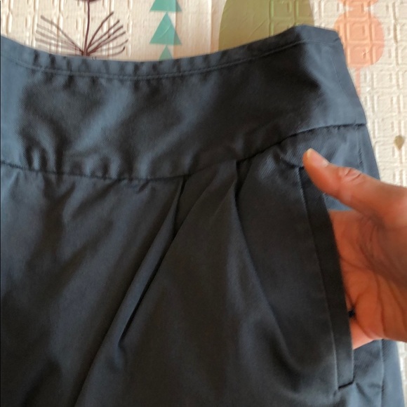 Banana Republic Women’s Gray Skirt w/ Pocket Size6 - Picture 3 of 6